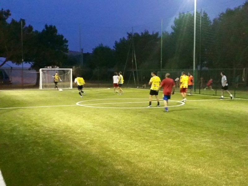 Campo da calcio in notturna